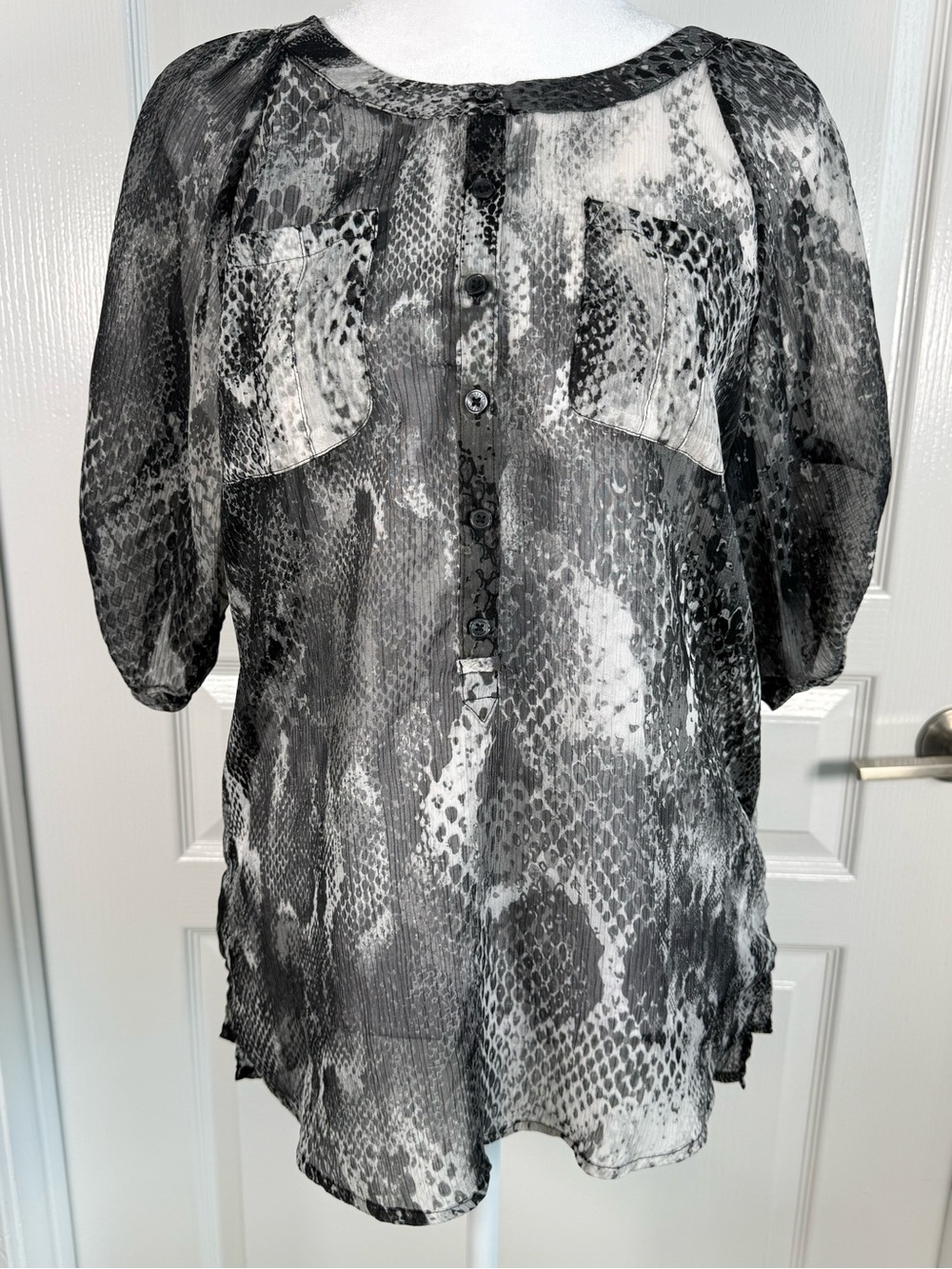 Express Black & White Sheer Snake-Print Button Front Blouse Size XS (070)
